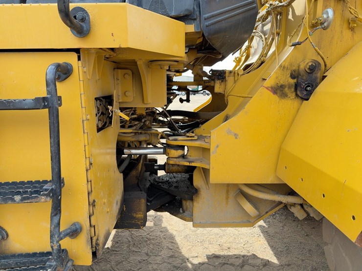2010-caterpillar-966h-image-17