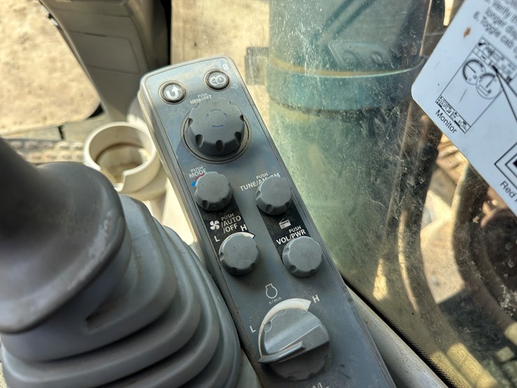 2016-deere-470g-lc-image-43