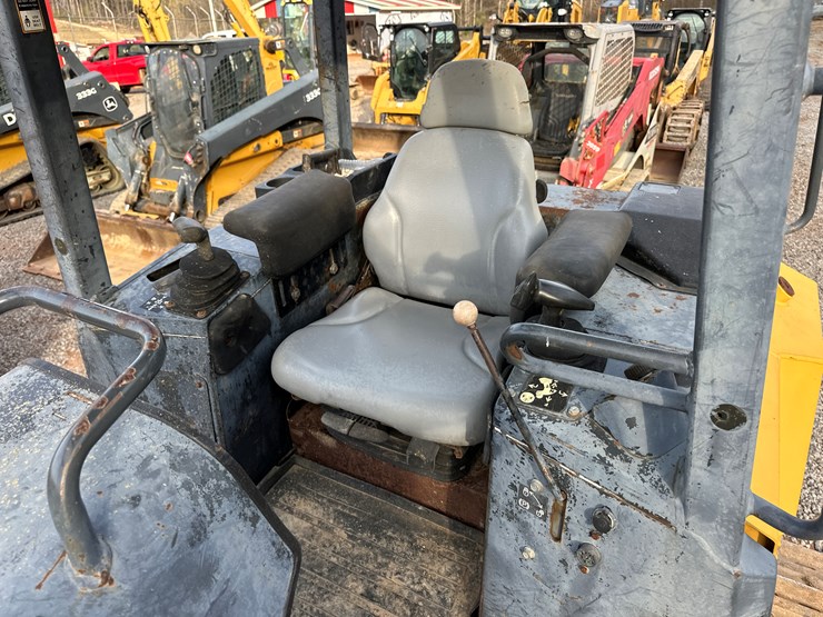 2006-deere-700j-image-26