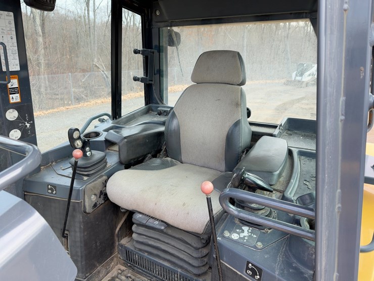 2014-deere-750k-lgp-image-36