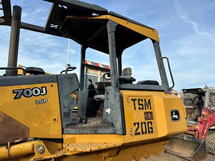 2006-deere-700j-image-24