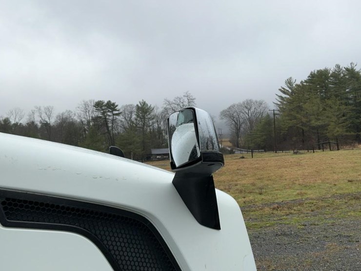 #126-•-2009-volvo-isx-semi-truck-image-40