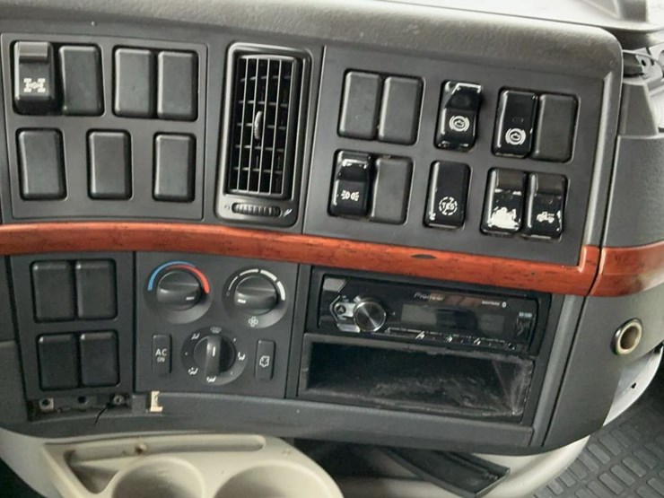 #126-•-2009-volvo-isx-semi-truck-image-21