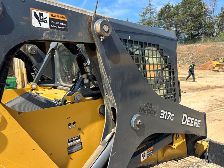 2019-deere-317g-image-16