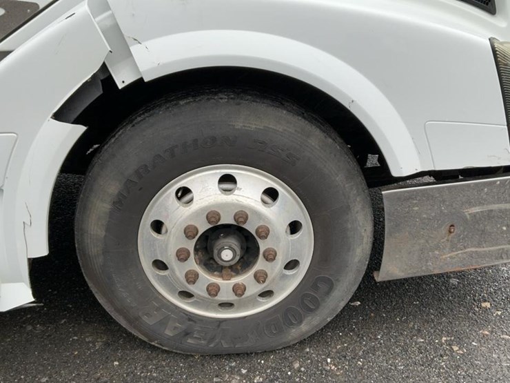 #126-•-2009-volvo-isx-semi-truck-image-77