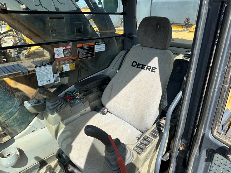 2016-deere-470g-lc-image-37