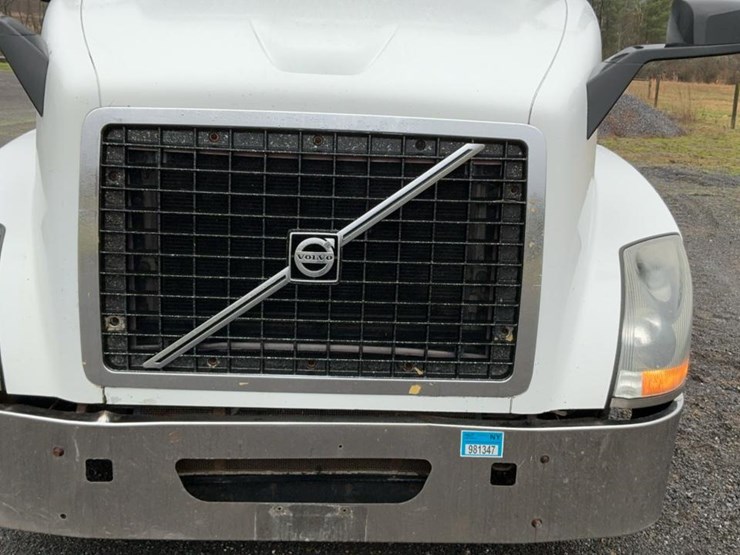 #126-•-2009-volvo-isx-semi-truck-image-37