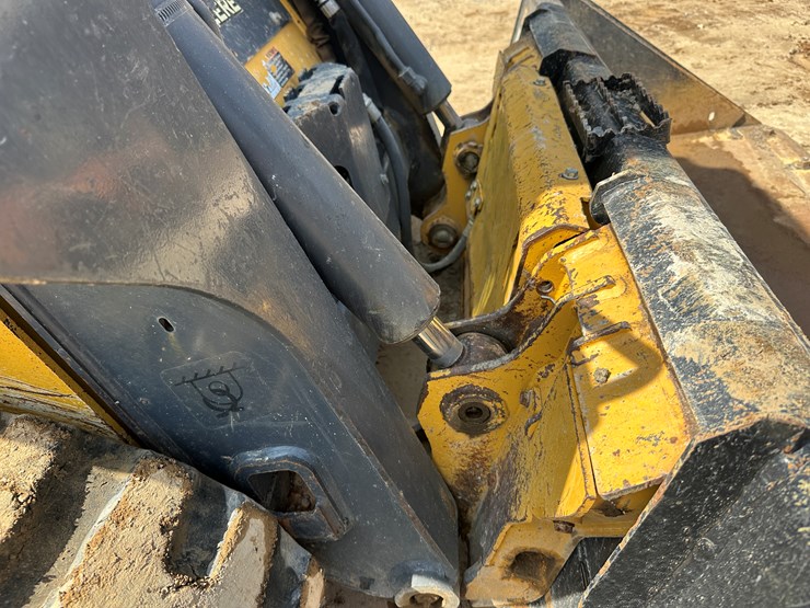 2019-deere-317g-image-10