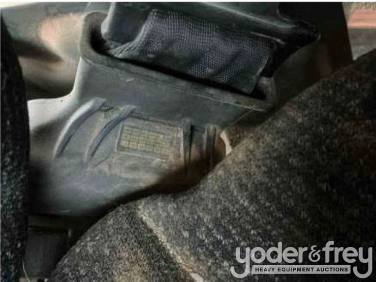 2014-caterpillar-d6k2-xl-image-32