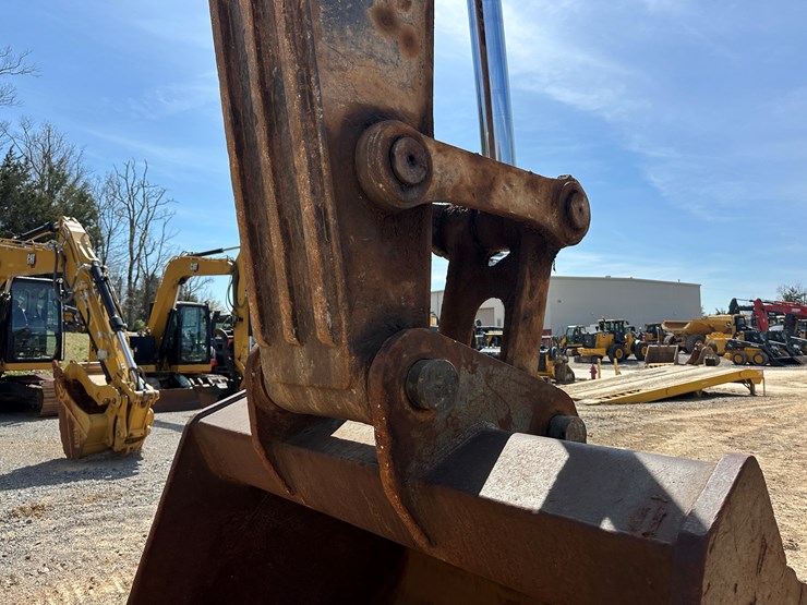 2016-deere-470g-lc-image-21