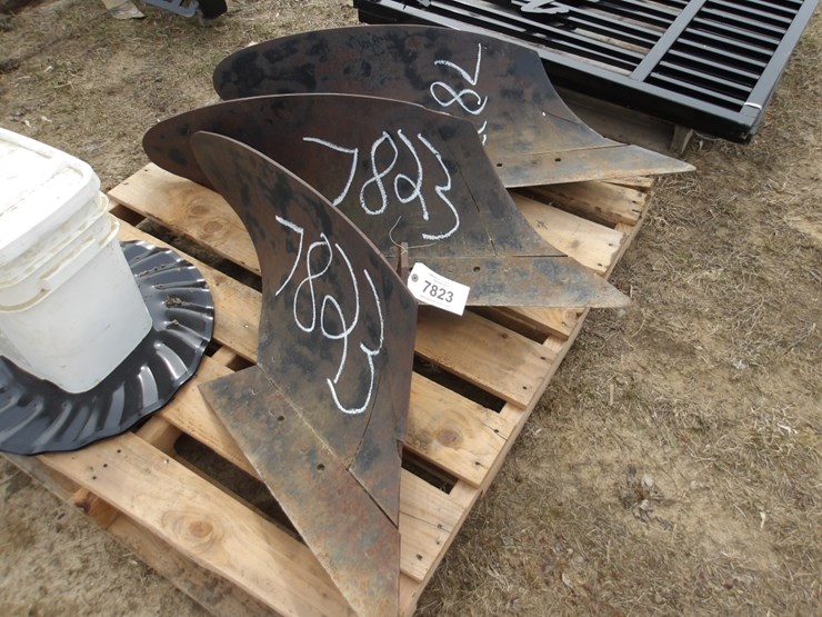 #7823-•-(3)-ac-plow-bottoms-image-1