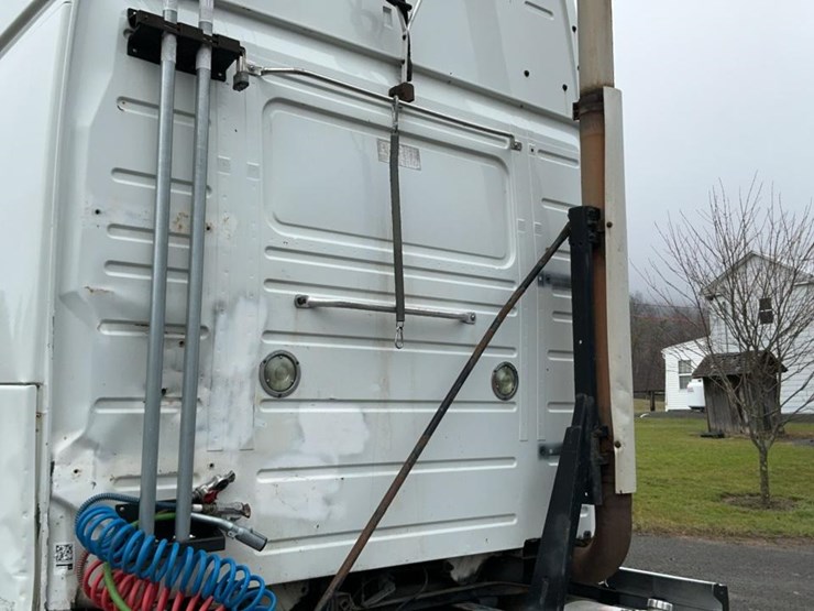 #126-•-2009-volvo-isx-semi-truck-image-48