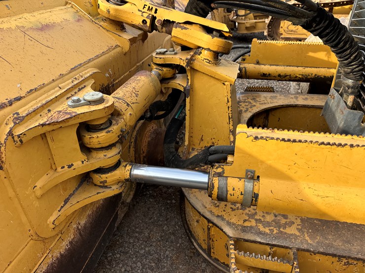 2006-deere-700j-image-11