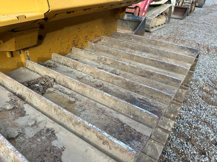 2006-deere-700j-image-52