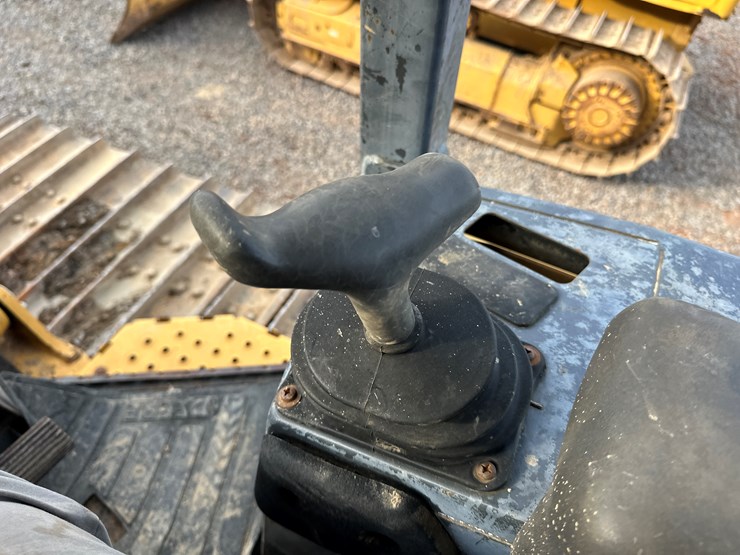 2006-deere-700j-image-28