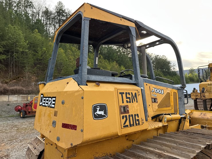 2006-deere-700j-image-22