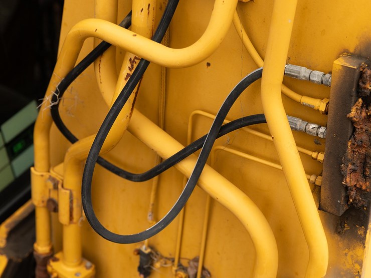 2013-caterpillar-324e-image-23