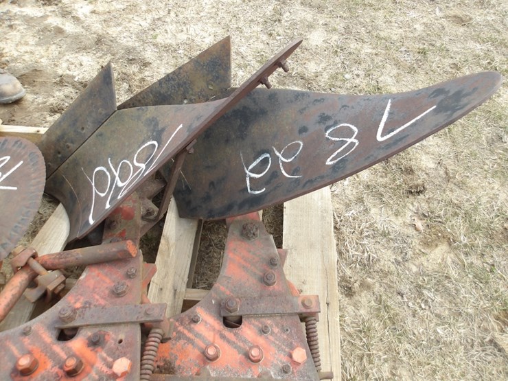 #7822-•-(2)-ac-plow-bottoms-w/-1-coulter-image-5