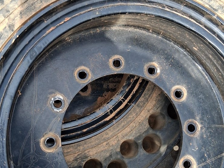 #103-•-solid-rubber-telehandler-tires-image-3