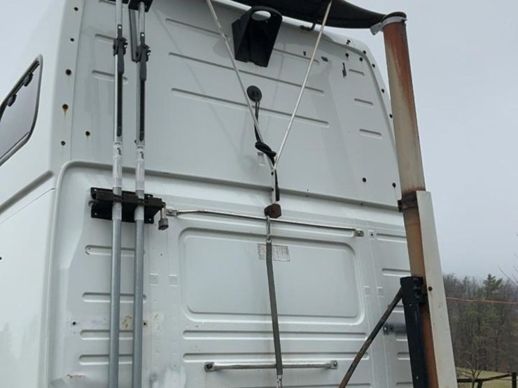 #126-•-2009-volvo-isx-semi-truck-image-41