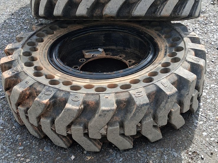 #103-•-solid-rubber-telehandler-tires-image-1