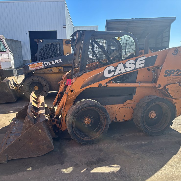 2011 CASE SR220