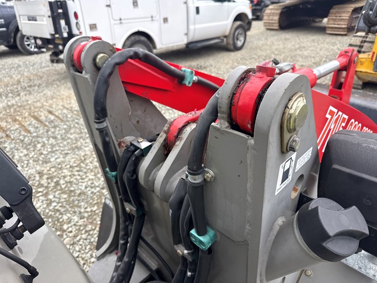 2014-takeuchi-tw40-image-19