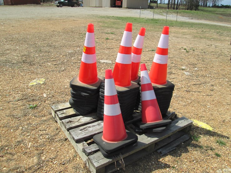 #37301-•-lot-of-(50)-traffic-cones-image-2