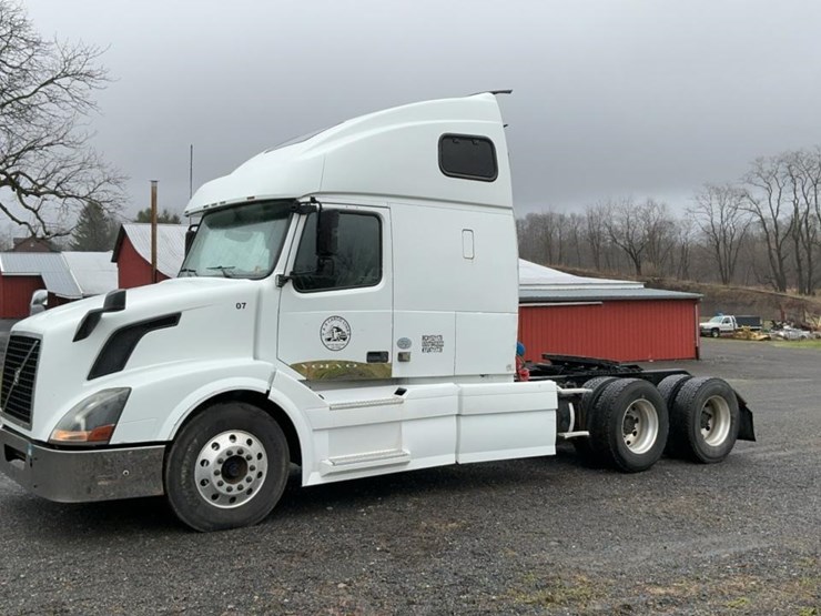 #126-•-2009-volvo-isx-semi-truck-image-1