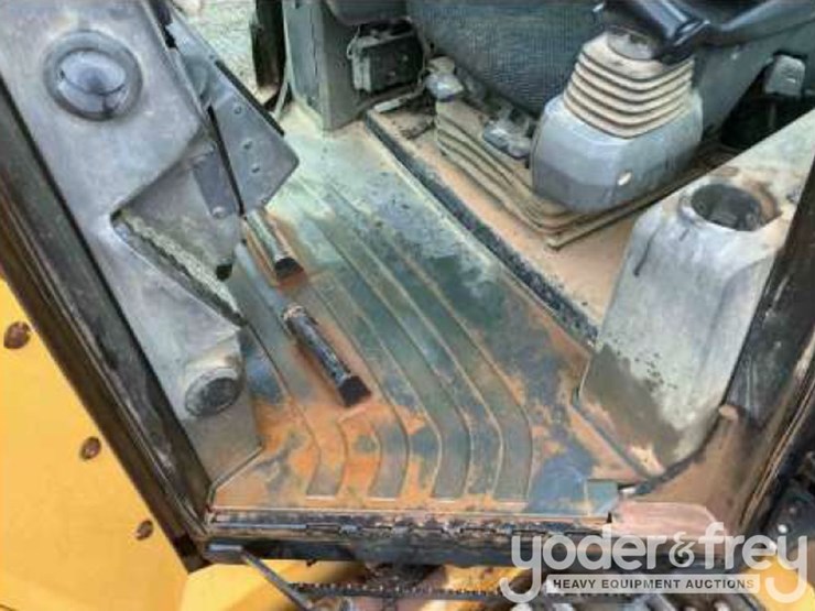 2014-caterpillar-d6k2-xl-image-34