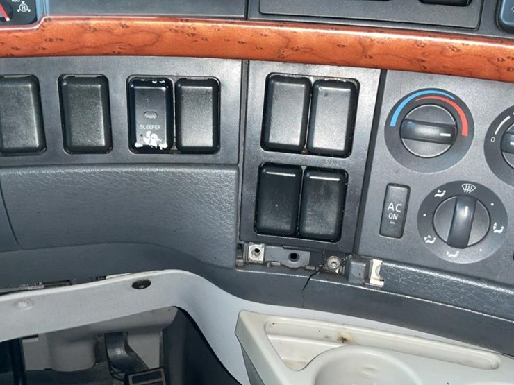 #126-•-2009-volvo-isx-semi-truck-image-26