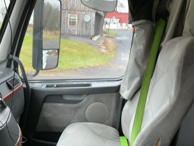 #126-•-2009-volvo-isx-semi-truck-image-24