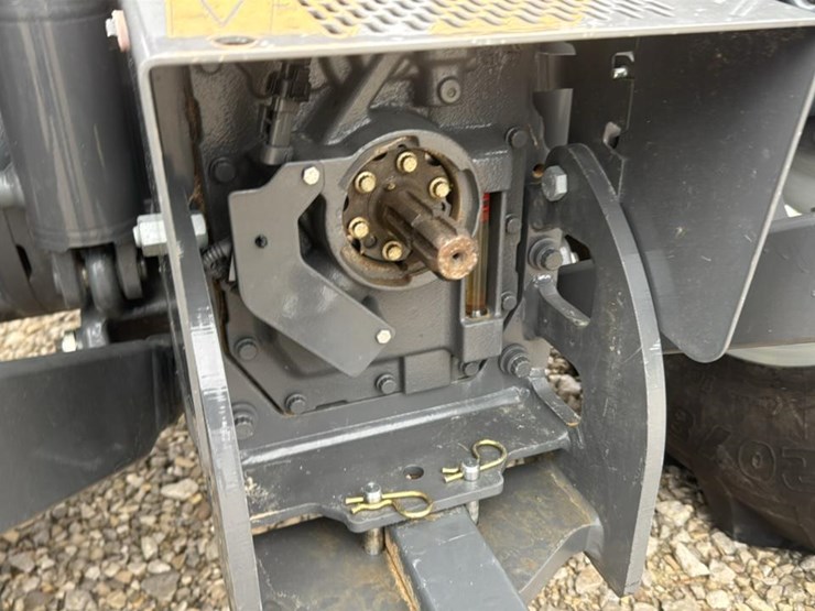 2023-massey-ferguson-4707-image-46