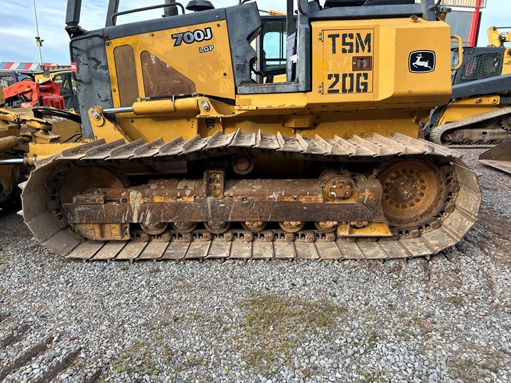 2006-deere-700j-image-45