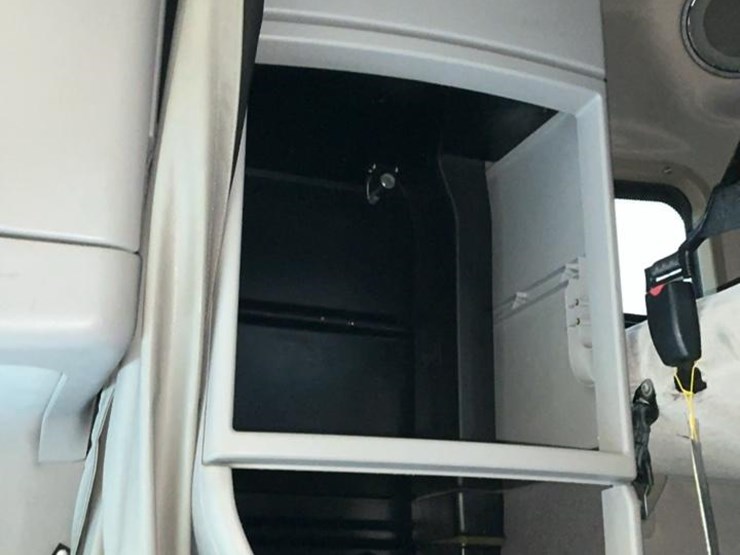 #126-•-2009-volvo-isx-semi-truck-image-35