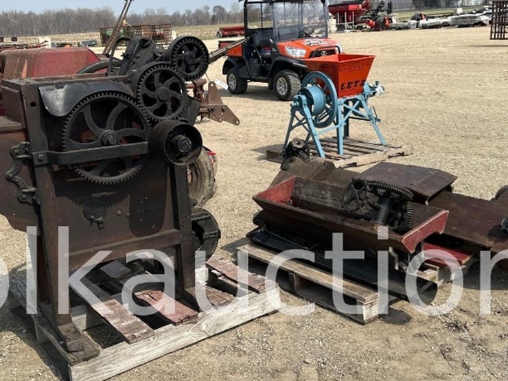3130---hocking-valley-2-hole-corn-sheller-image-1