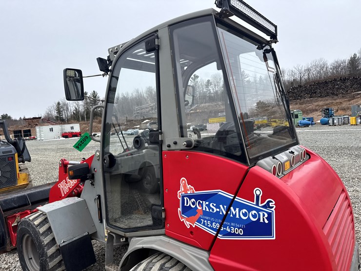 2014-takeuchi-tw40-image-38