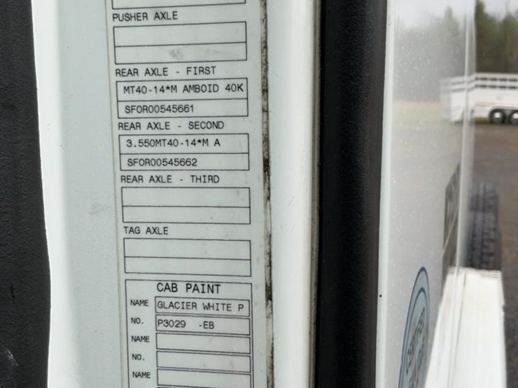 #126-•-2009-volvo-isx-semi-truck-image-16