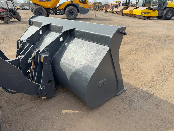 2013-komatsu-wa250pz-6-image-11