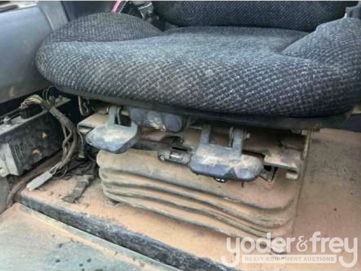 2014-caterpillar-d6k2-xl-image-36