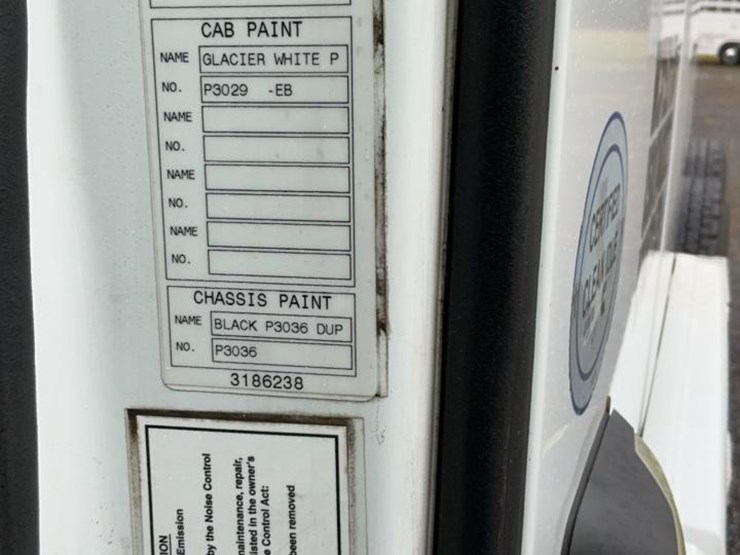 #126-•-2009-volvo-isx-semi-truck-image-17