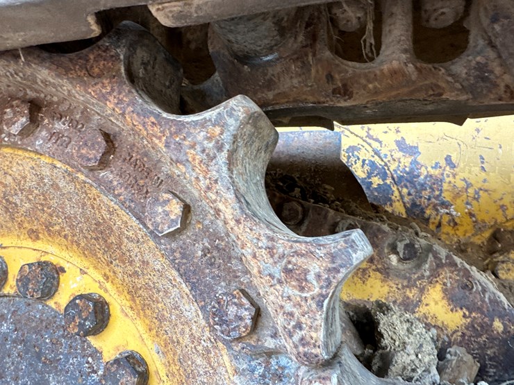 2006-deere-700j-image-42