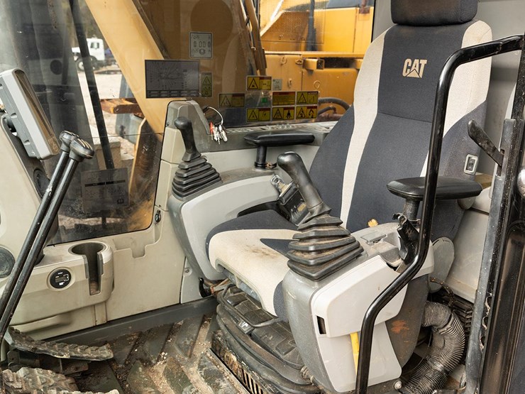 2013-caterpillar-324e-image-43