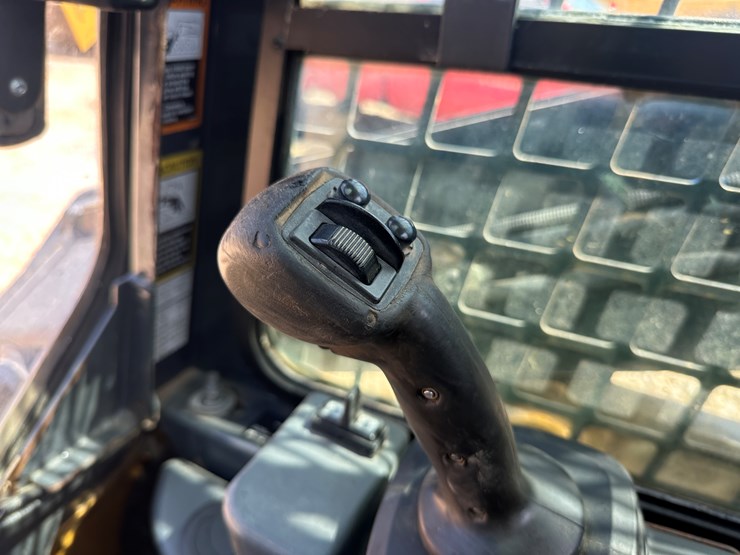 2019-deere-317g-image-34