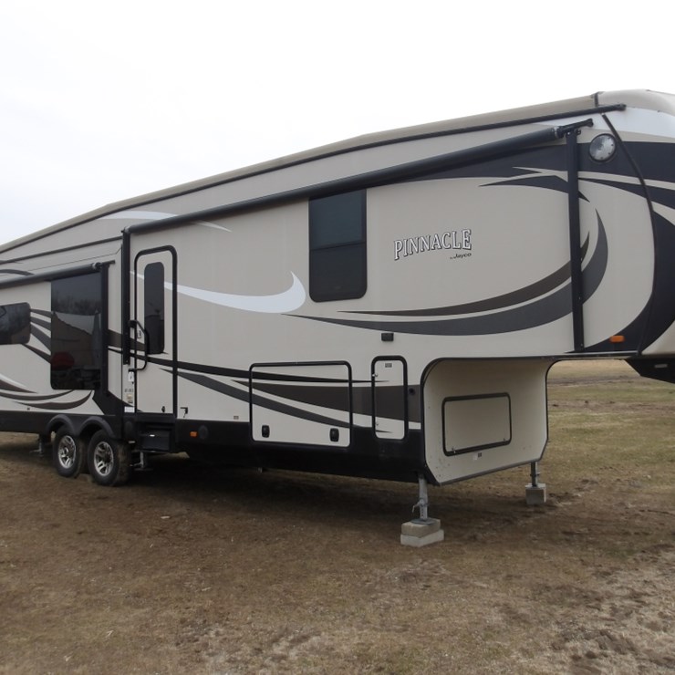 #7364 • 2015 Jayco Pinnacle fifth wheel camper