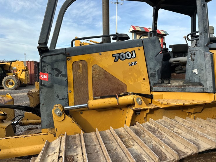 2006-deere-700j-image-25