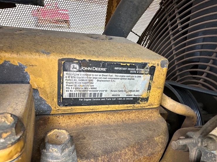 2006-deere-700j-image-35