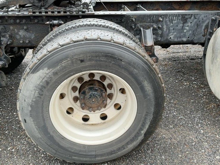 #126-•-2009-volvo-isx-semi-truck-image-75