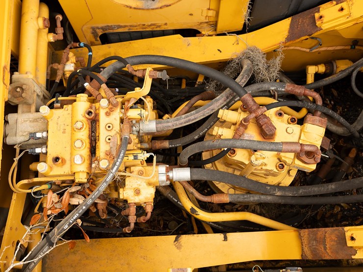 2013-caterpillar-324e-image-46