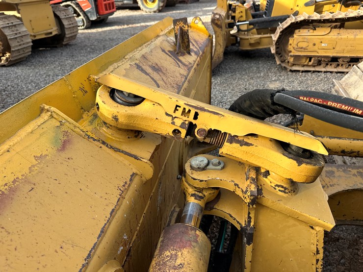 2006-deere-700j-image-12